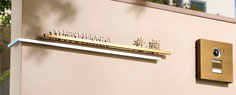 スタイリッシュな真鍮&ステンレス/真鍮(切り出し文字)L型門塀向け表札